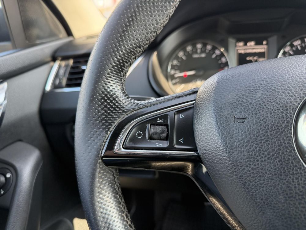 SKODA OCTAVIA 1.6 CR TDI Elegance DSG Magyarországi Xenon Tempomat Navi Ülésfűtés Digitklíma