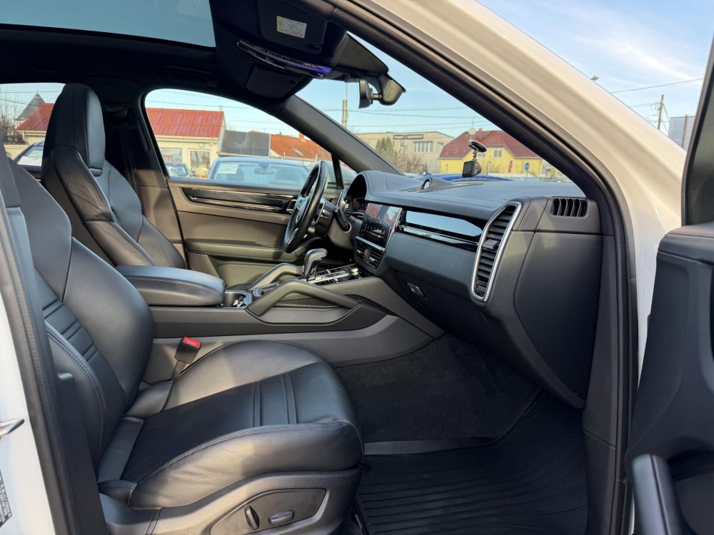 PORSCHE CAYENNE Coupé E-Hybrid Tiptronic ic 48e km. Sérülésmentes. 2027.12-ig zöld rendszám