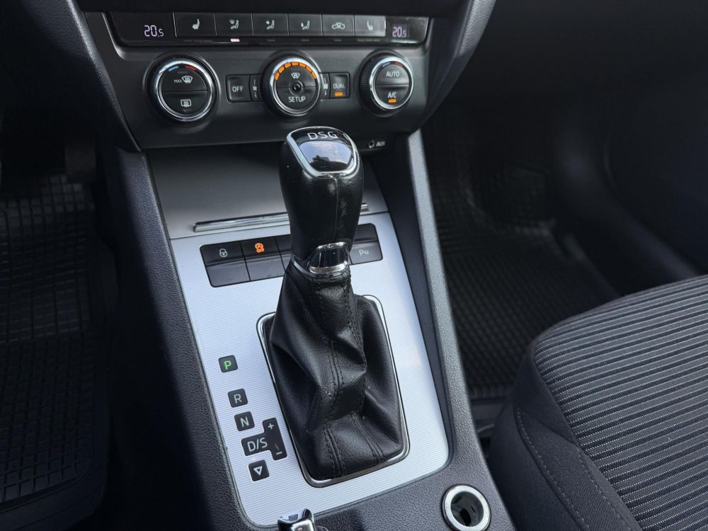 SKODA OCTAVIA 1.6 CR TDI Elegance DSG Magyarországi Xenon Tempomat Navi Ülésfűtés Digitklíma