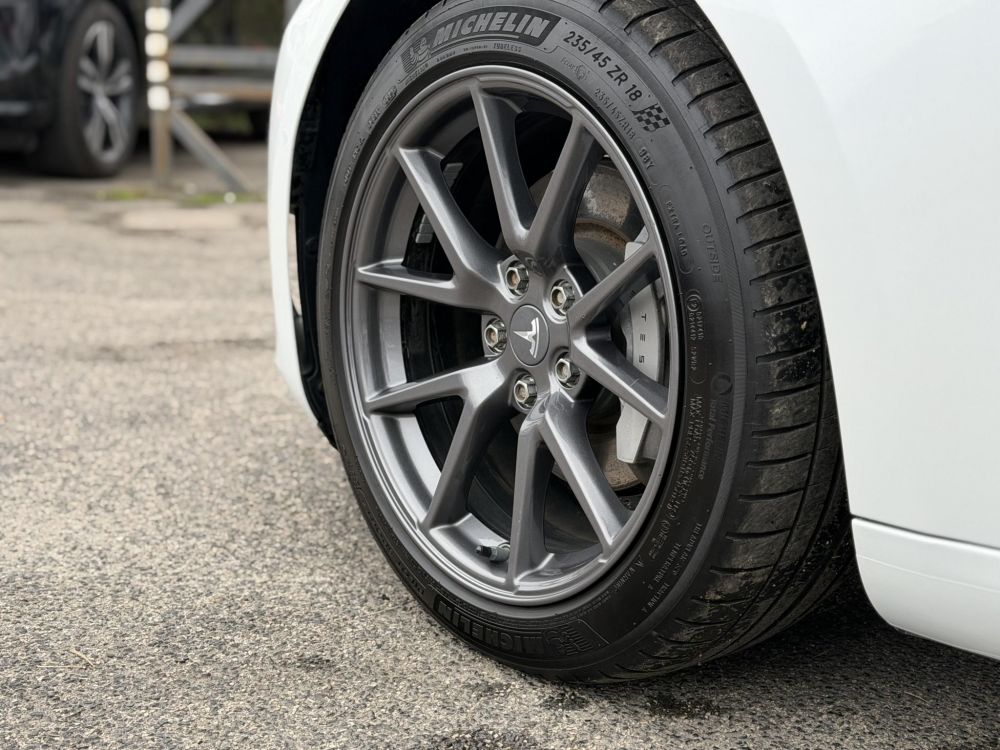 TESLA MODEL 3 Long Range AWD (Automata) FSD. FEHÉR BELSŐ. Perf BOOST. garanciális. hőszivattyú. vonóhorog!