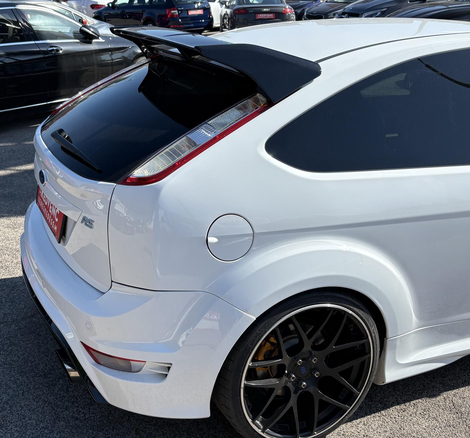 FORD FOCUS RS 2.5 T Értékes kiegészítőkkel