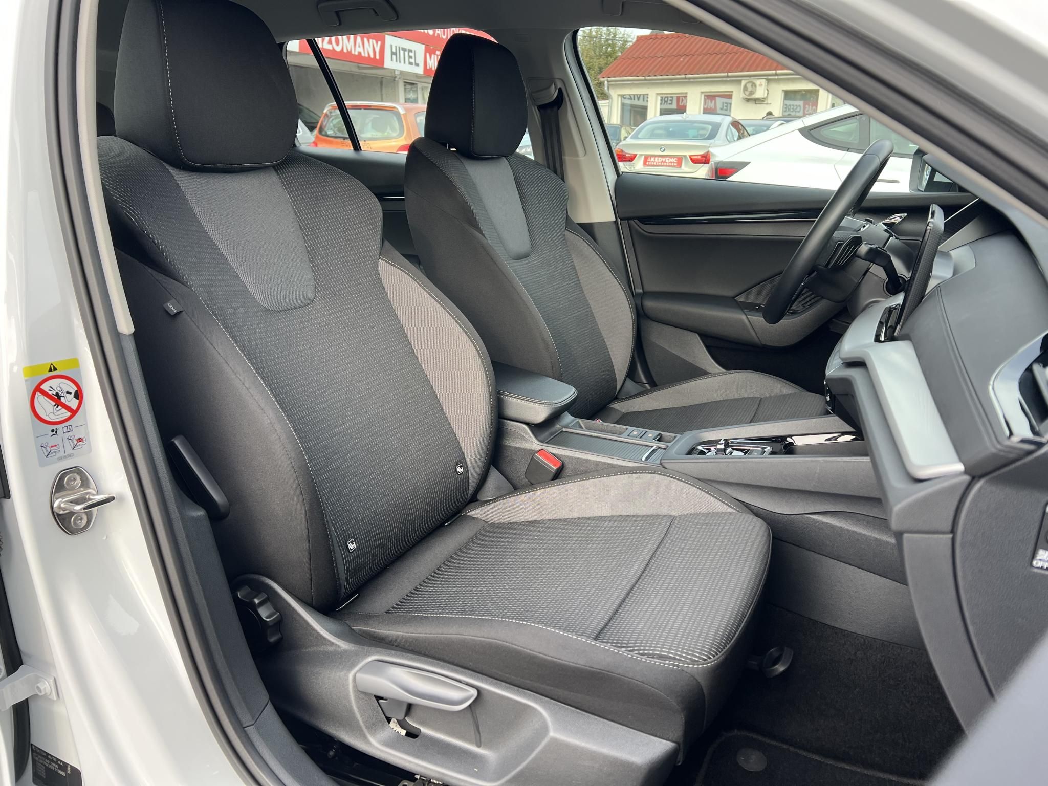 SKODA OCTAVIA Combi 1.4 TSI pHEV Ambition DSG 22e km. LED Tempomat Carplay Sávtartó Ülésfűtés Kormányfűtés Virtual Cockpit