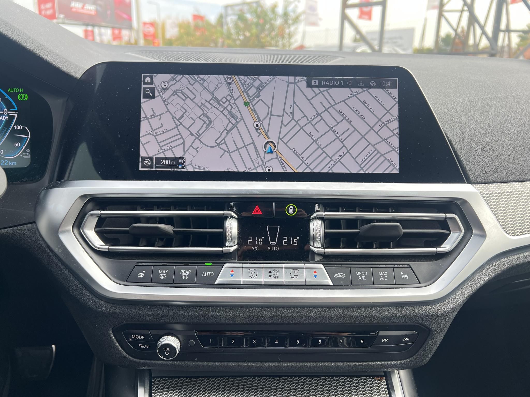 BMW 330e M Sport (Automata) Frissen szervizelt. LED Panorámatető ACC Holttér HUD Keyless Sávtartó
