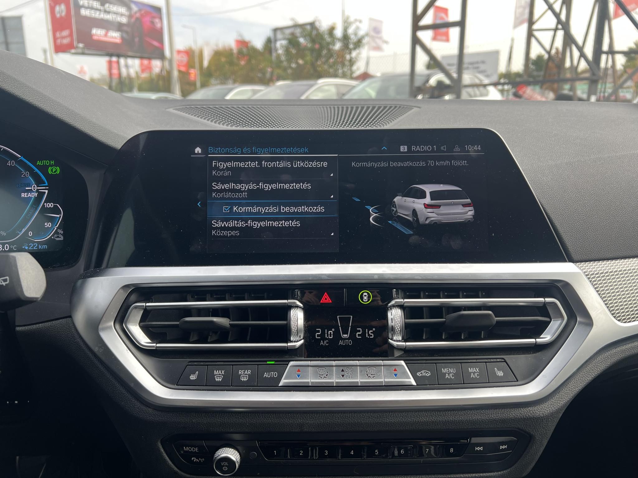 BMW 330e M Sport (Automata) Frissen szervizelt. LED Panorámatető ACC Holttér HUD Keyless Sávtartó