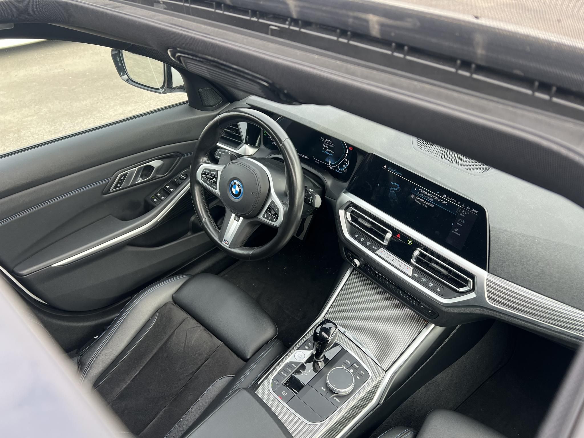 BMW 330e M Sport (Automata) Frissen szervizelt. LED Panorámatető ACC Holttér HUD Keyless Sávtartó