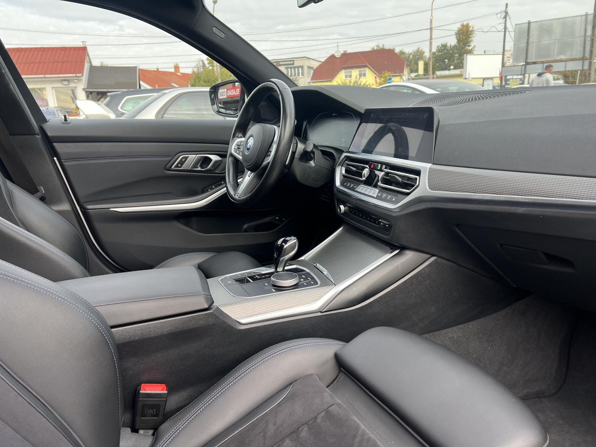 BMW 330e M Sport (Automata) Frissen szervizelt. LED Panorámatető ACC Holttér HUD Keyless Sávtartó