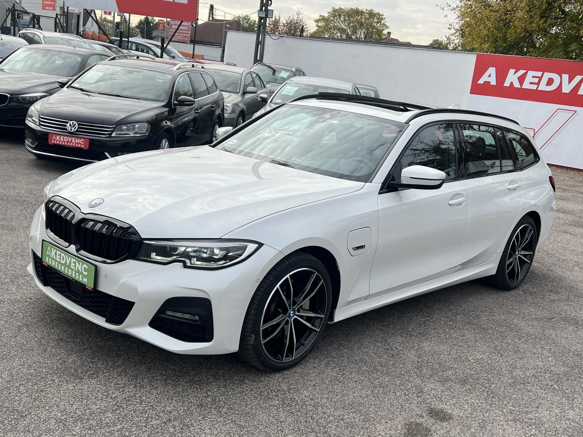 BMW 330e M Sport (Automata) Frissen szervizelt. LED Panorámatető ACC Holttér HUD Keyless Sávtartó