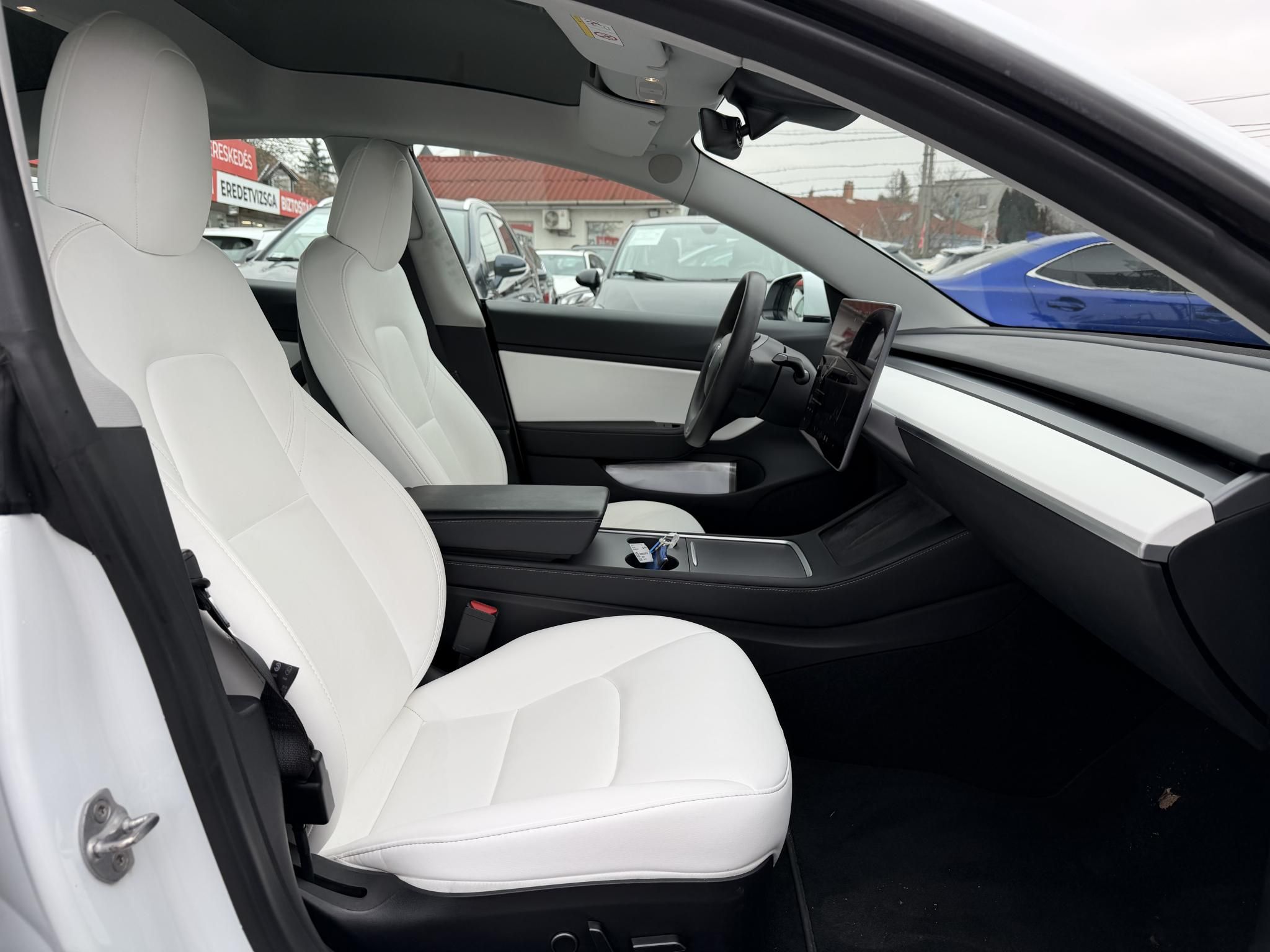 TESLA MODEL 3 Long Range AWD (Automata) FSD. FEHÉR BELSŐ. Perf BOOST. garanciális. hőszivattyú. vonóhorog!