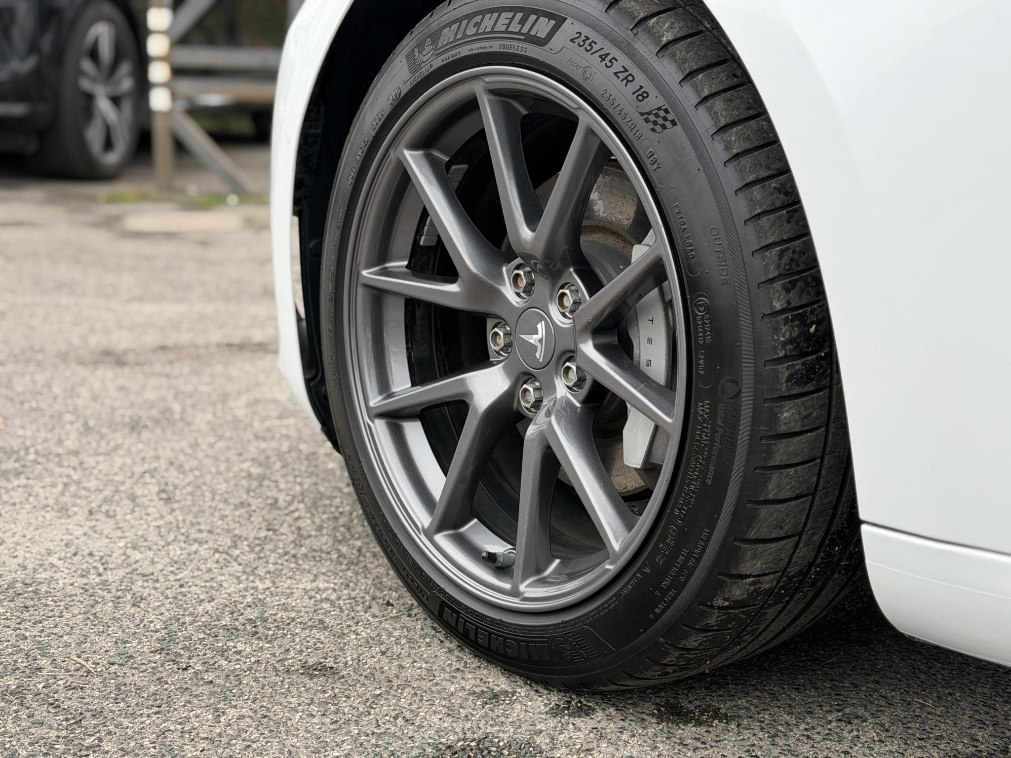 TESLA MODEL 3 Long Range AWD (Automata) FSD. FEHÉR BELSŐ. Perf BOOST. garanciális. hőszivattyú. vonóhorog!