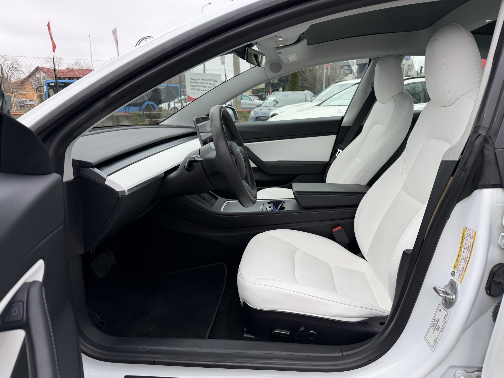 TESLA MODEL 3 Long Range AWD (Automata) FSD. FEHÉR BELSŐ. Perf BOOST. garanciális. hőszivattyú. vonóhorog!