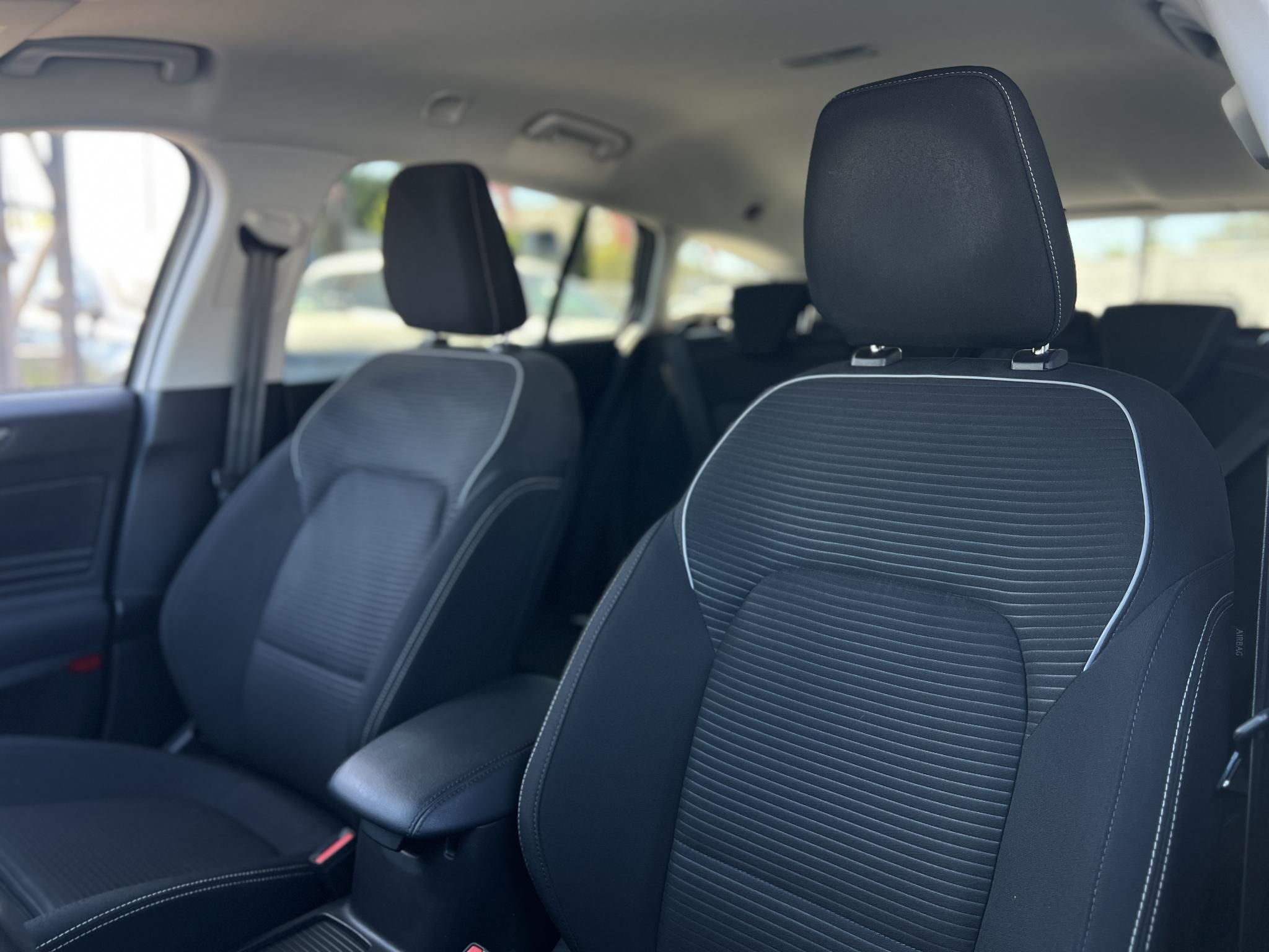 FORD FOCUS 1.5 EcoBlue Titanium LED. CarPlay. Állófűtés. Vonóhorog. Téli csomag!