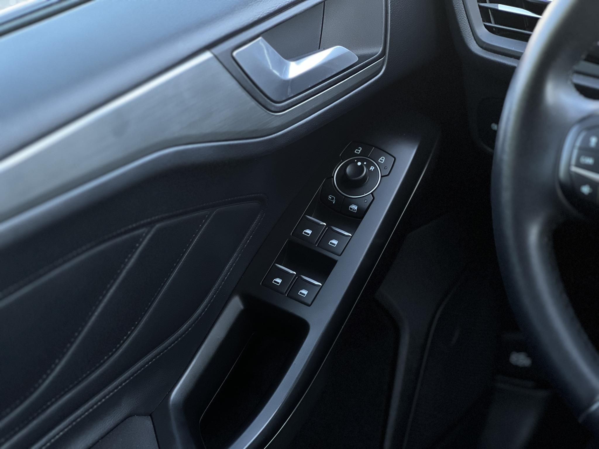 FORD FOCUS 1.5 EcoBlue Titanium LED. CarPlay. Állófűtés. Vonóhorog. Téli csomag!