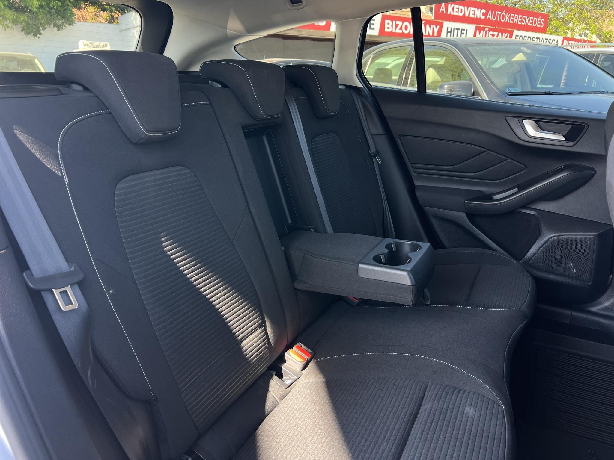 FORD FOCUS 1.5 EcoBlue Titanium LED. CarPlay. Állófűtés. Vonóhorog. Téli csomag!