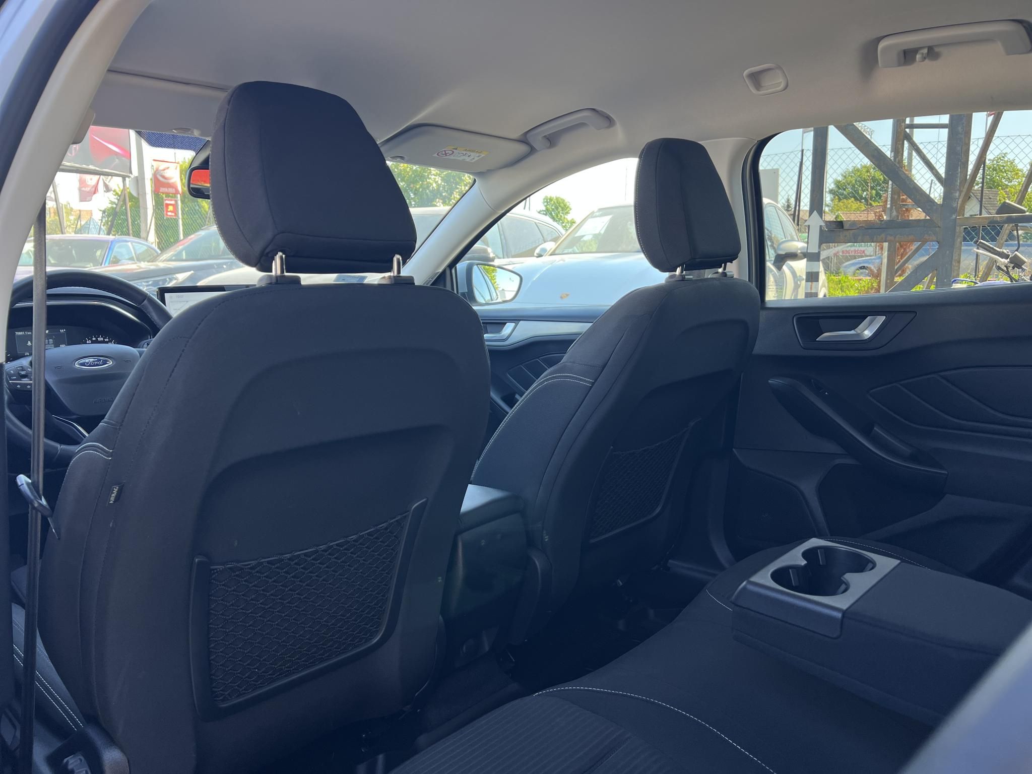 FORD FOCUS 1.5 EcoBlue Titanium LED. CarPlay. Állófűtés. Vonóhorog. Téli csomag!
