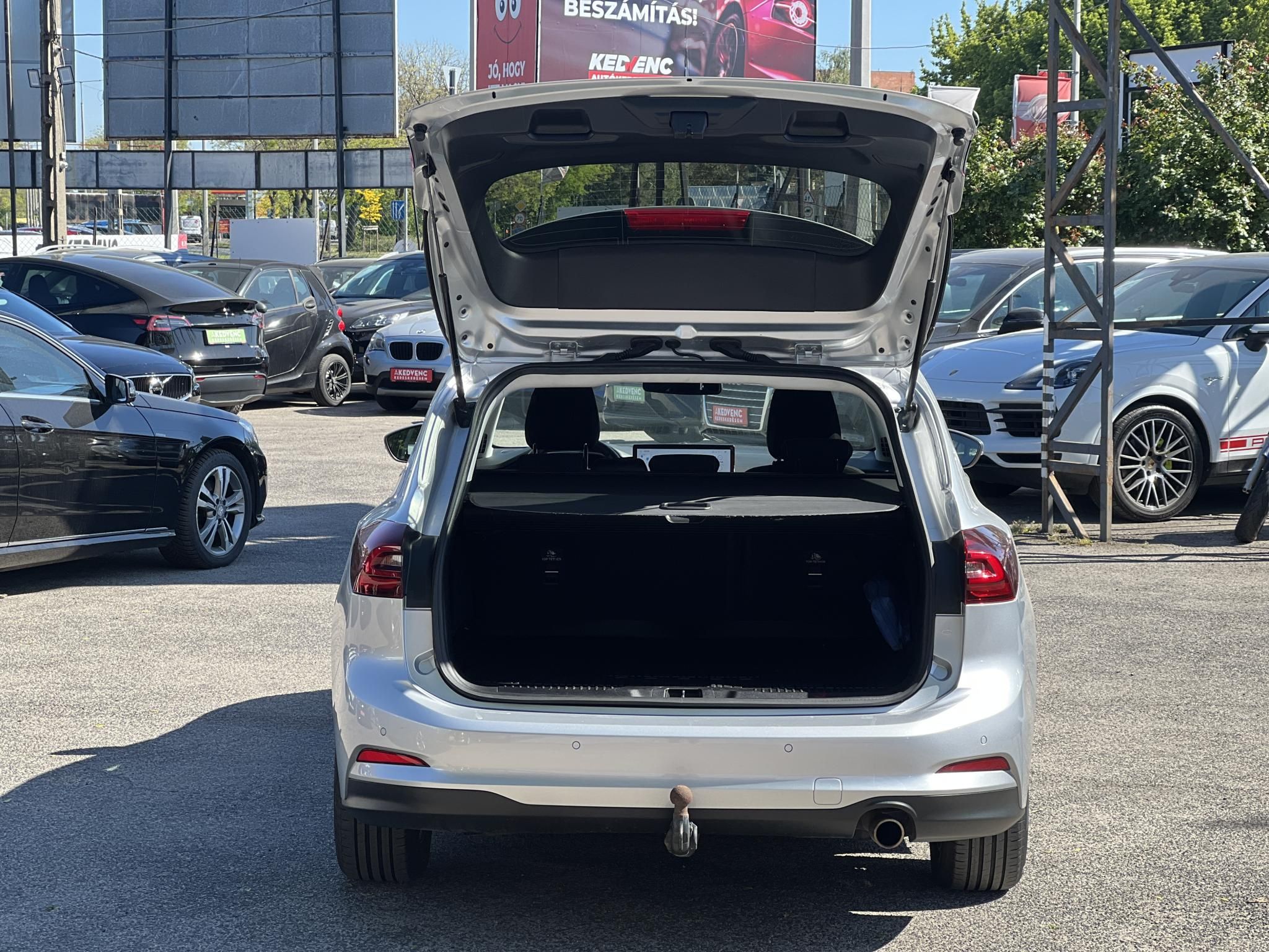 FORD FOCUS 1.5 EcoBlue Titanium LED. CarPlay. Állófűtés. Vonóhorog. Téli csomag!