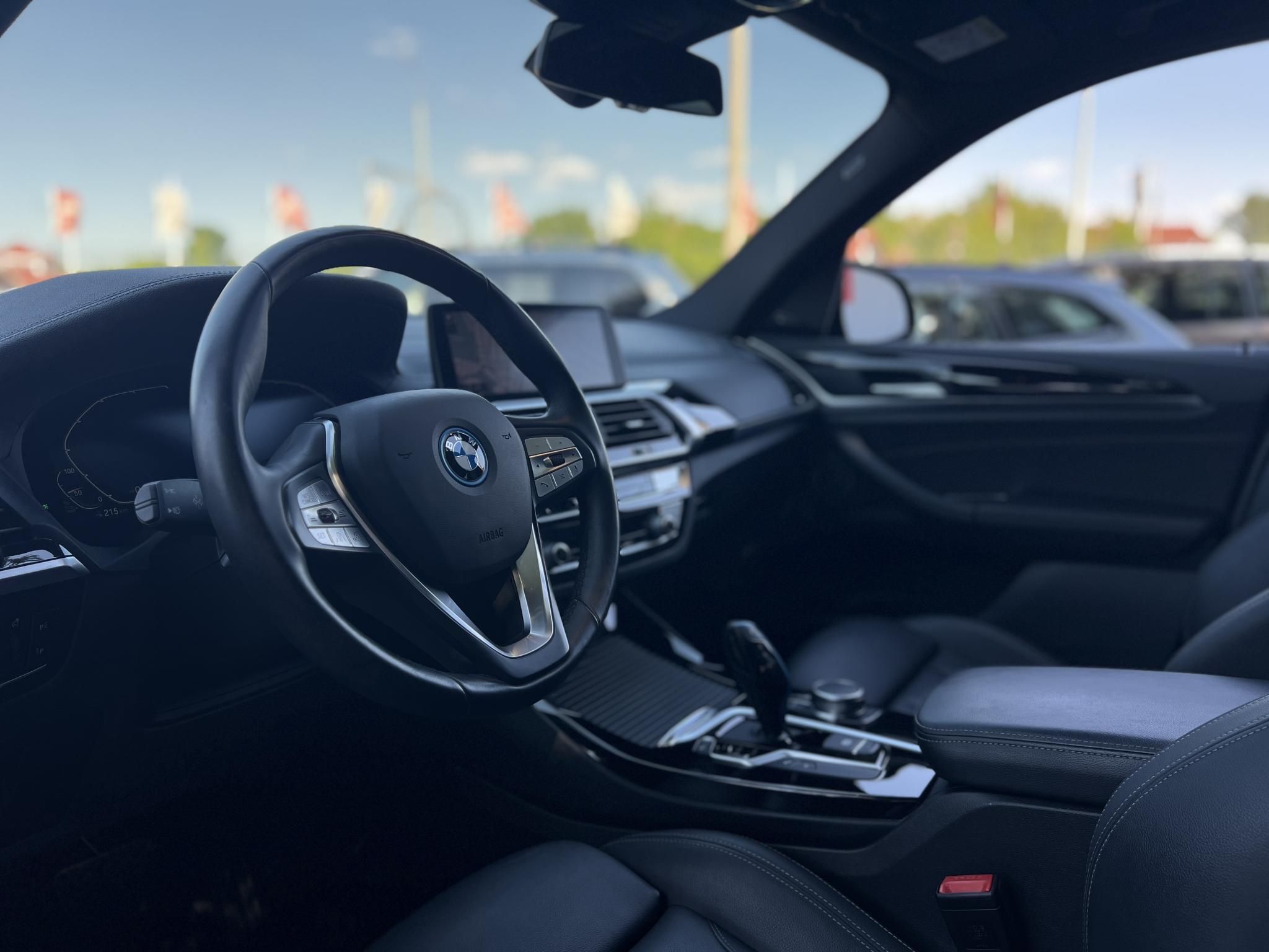 BMW IX3 Impressive sérülésmentes. dokumentált előélet. harman/kardon. panoráma. memória. HUD