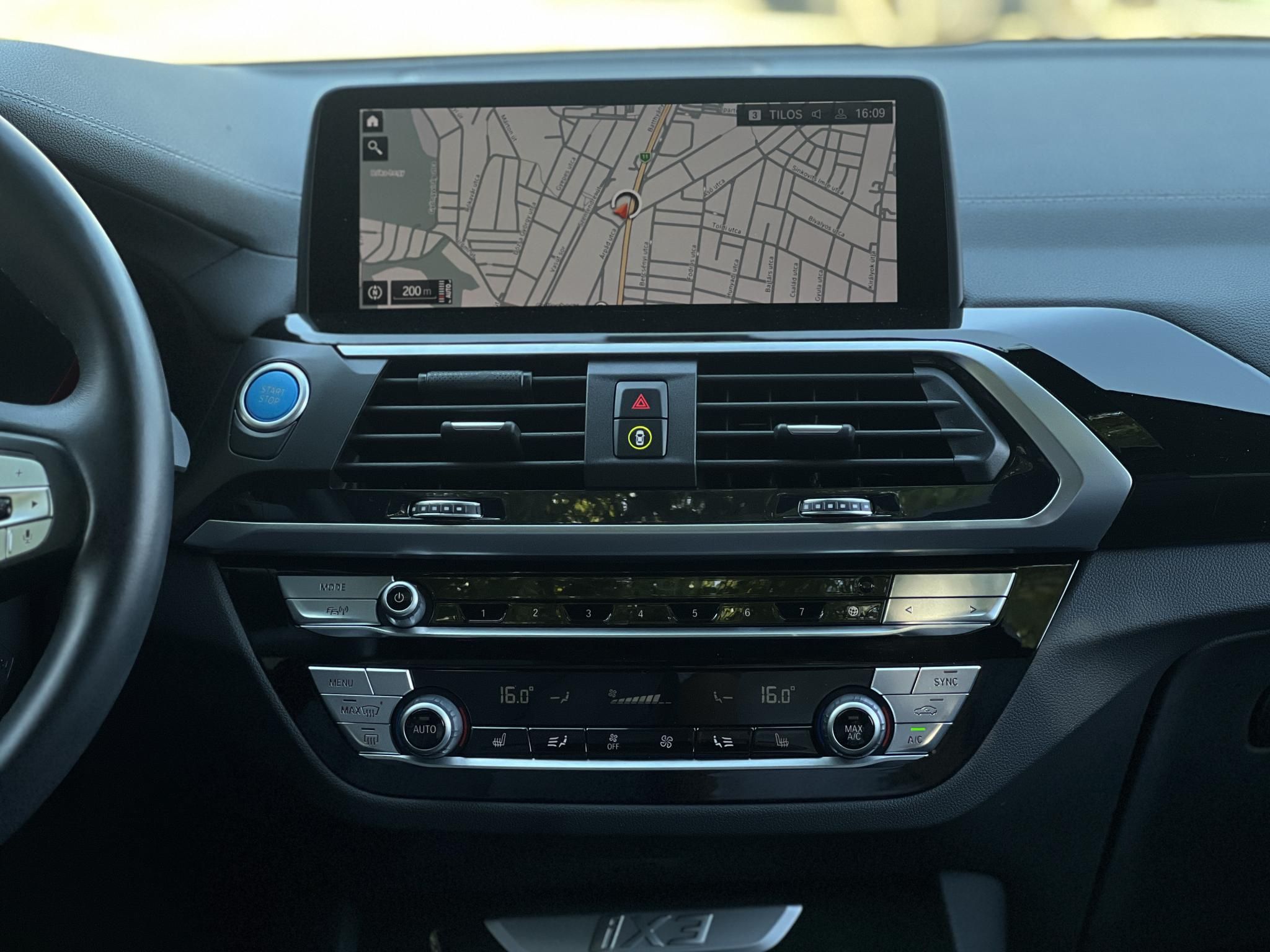 BMW IX3 Impressive sérülésmentes. dokumentált előélet. harman/kardon. panoráma. memória. HUD