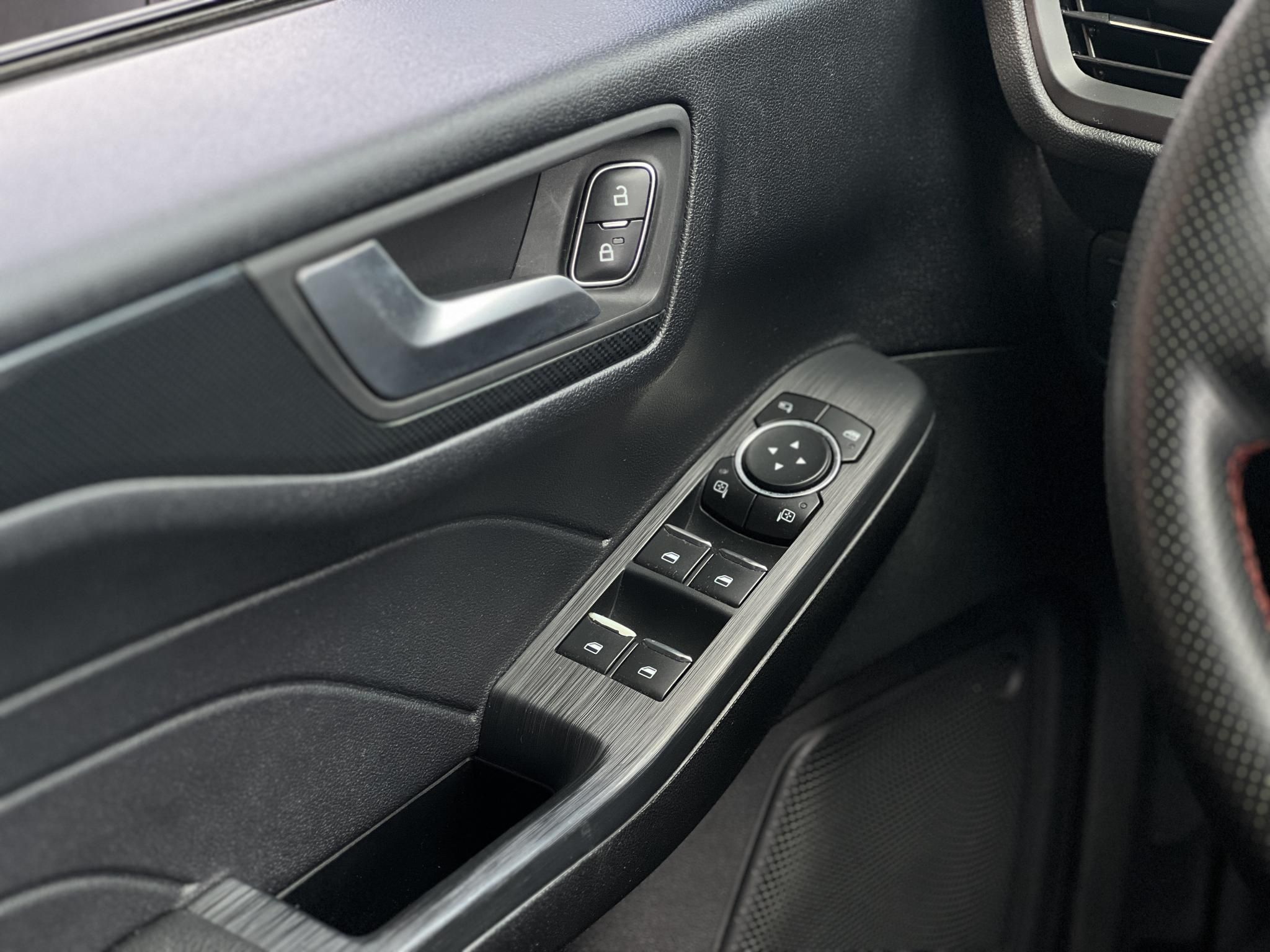 FORD KUGA 2.5 FHEV ST-Line X CVT 42e km. újszerű állapot