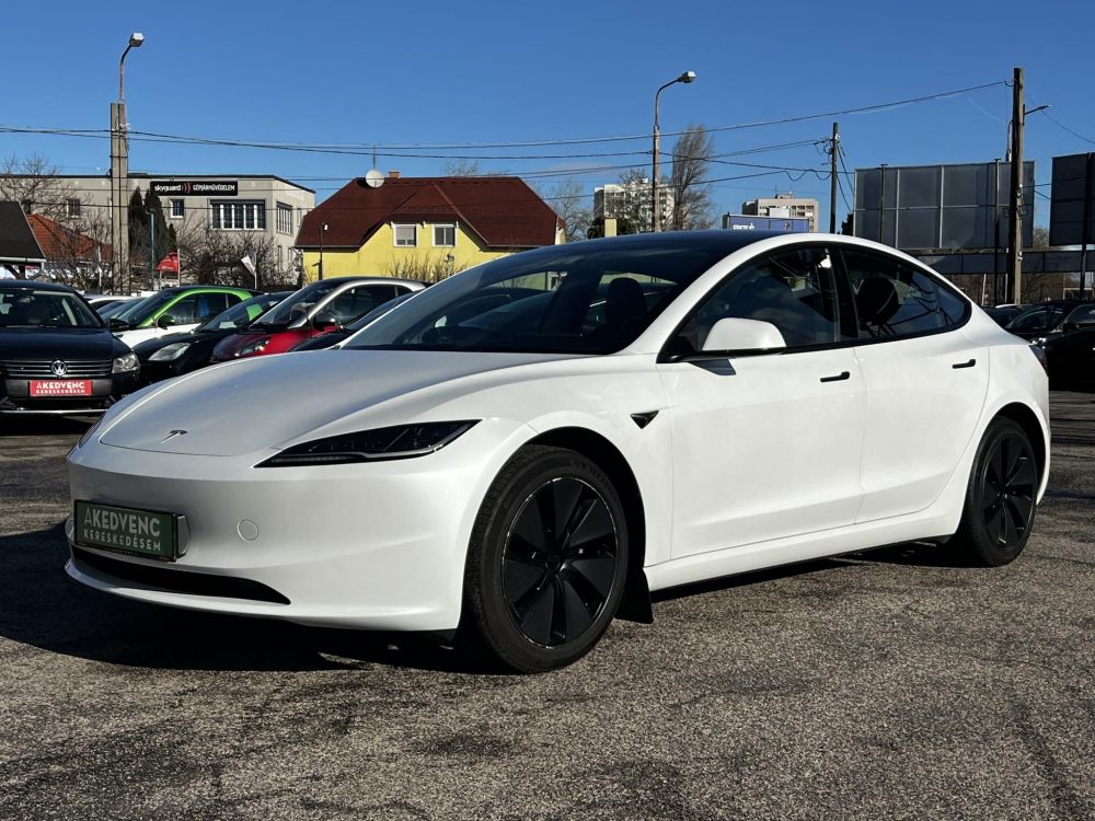 TESLA MODEL 3 Long Range AWD (Automata) HIGHLAND. TÉLI-NYÁRI SZETT GYÁRI ALUFELNIVEL