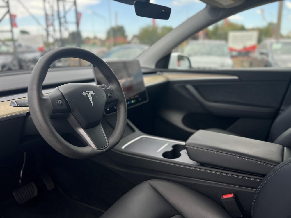 TESLA MODEL Y RWD (Automata) 87e km. LFP akku. Ryzen processzor. 2031-ig garanciális. téli-nyári kerékszett!