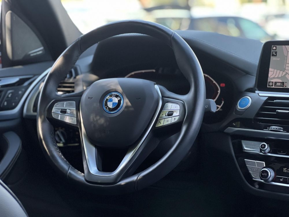 BMW IX3 Impressive sérülésmentes. dokumentált előélet. harman/kardon. panoráma. memória. HUD