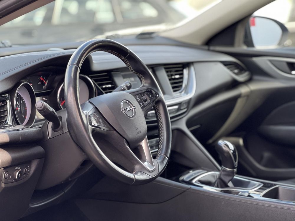 OPEL INSIGNIA Sports Tourer 1.5 Edition Start Stop M.o.-i. sérülésmentes. 4 évszakos gumik. CARPLAY!