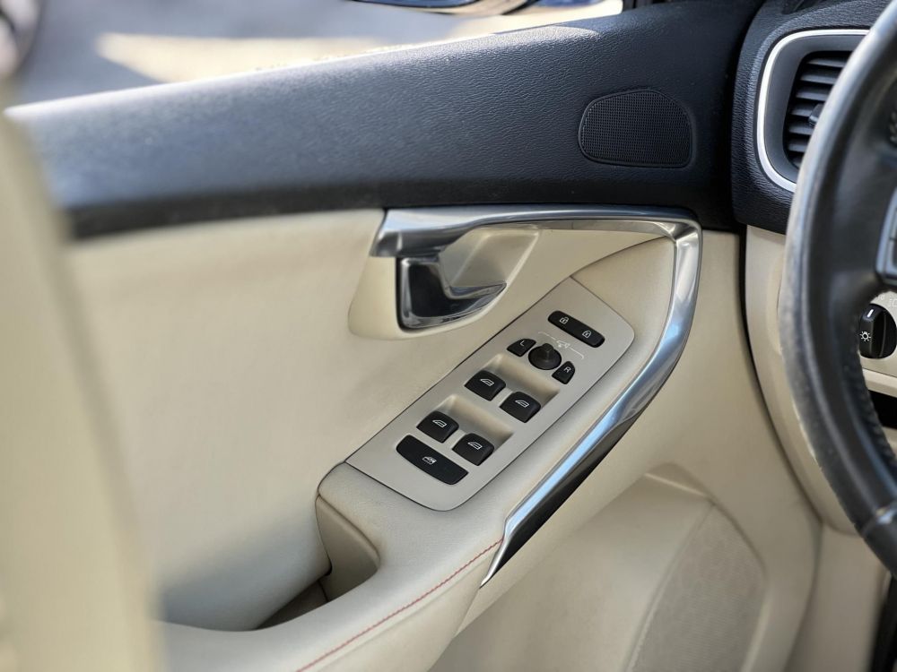 VOLVO V40 1.6 T3 Ocean Race 107e km. Magyarországi. Teljes szerviztörténet!