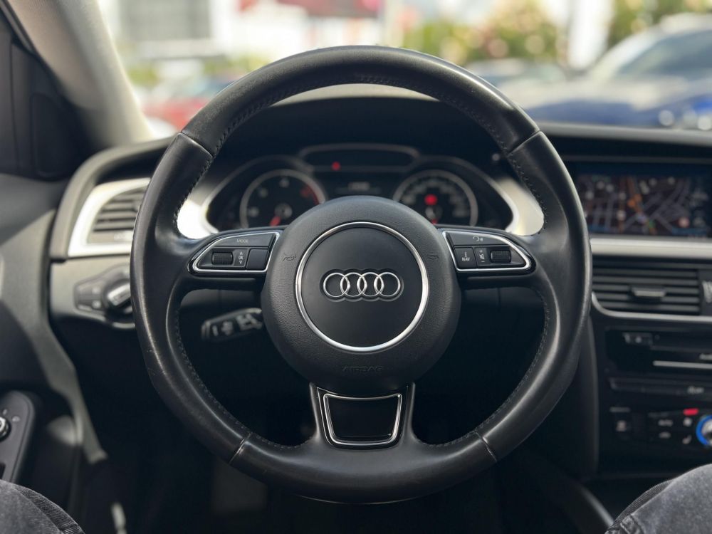 AUDI A4 Avant 2.0 TDI DPF EU5 S-line Vezetett szervizkönyv!