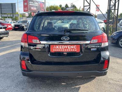 SUBARU OUTBACK 2.0 D Comfort 4WD 125e km. Klíma Tempomat Bluetooth Napfénytető Ülésfűtés
