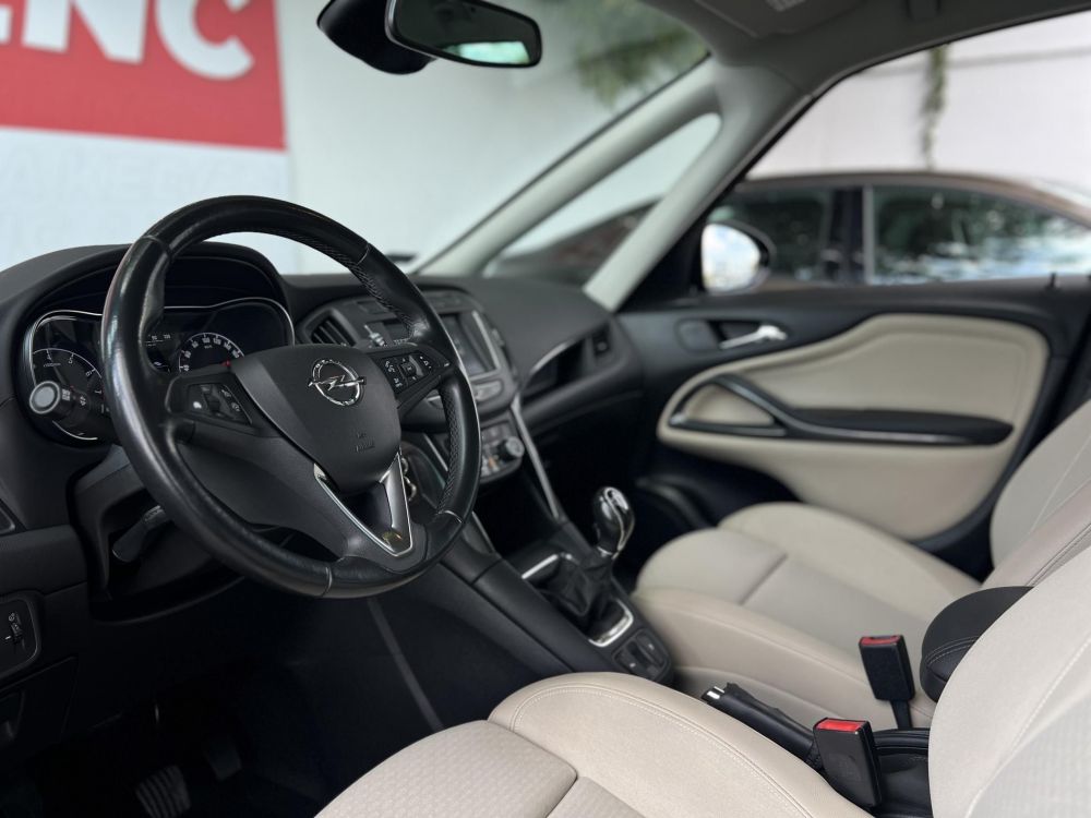 OPEL ZAFIRA 1.4 T Edition (7 személyes ) Végig vezetett szervizkönyv. téli-nyári gumi garnitúra. vaj belső!