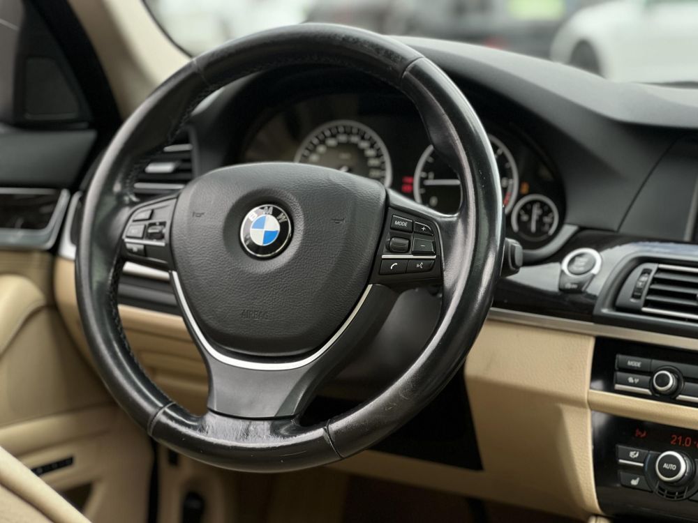 BMW 520d (Automata) Napfénytető. vaj bőrbelső. memória. HUD. kamera. 2 gyári kulcs!