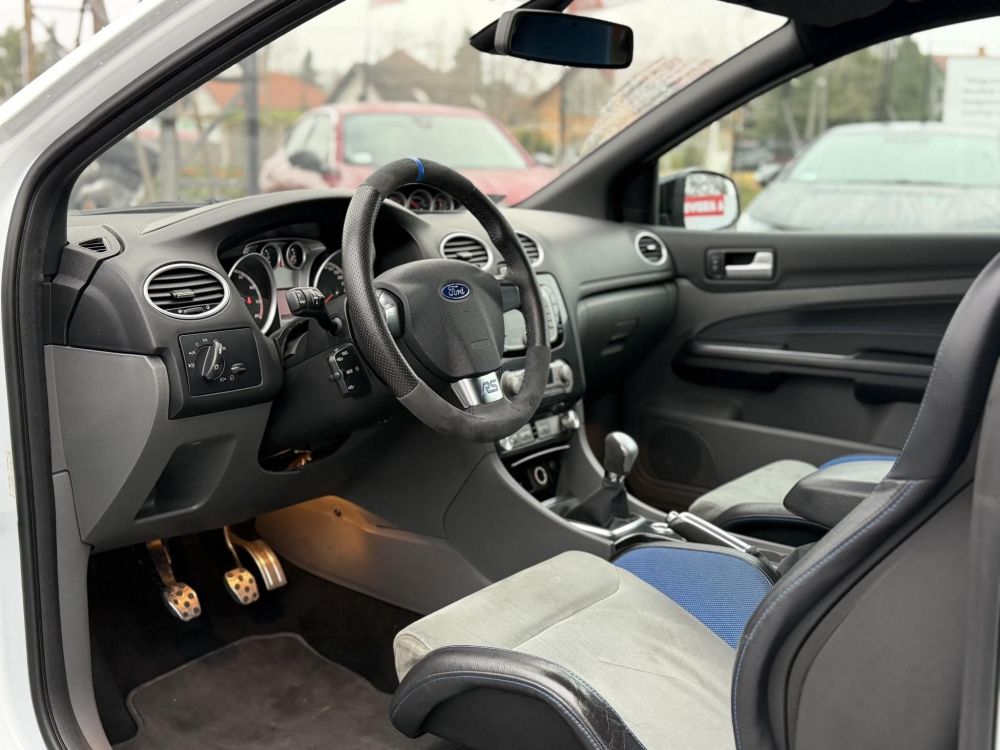 FORD FOCUS RS 2.5 T Értékes kiegészítőkkel