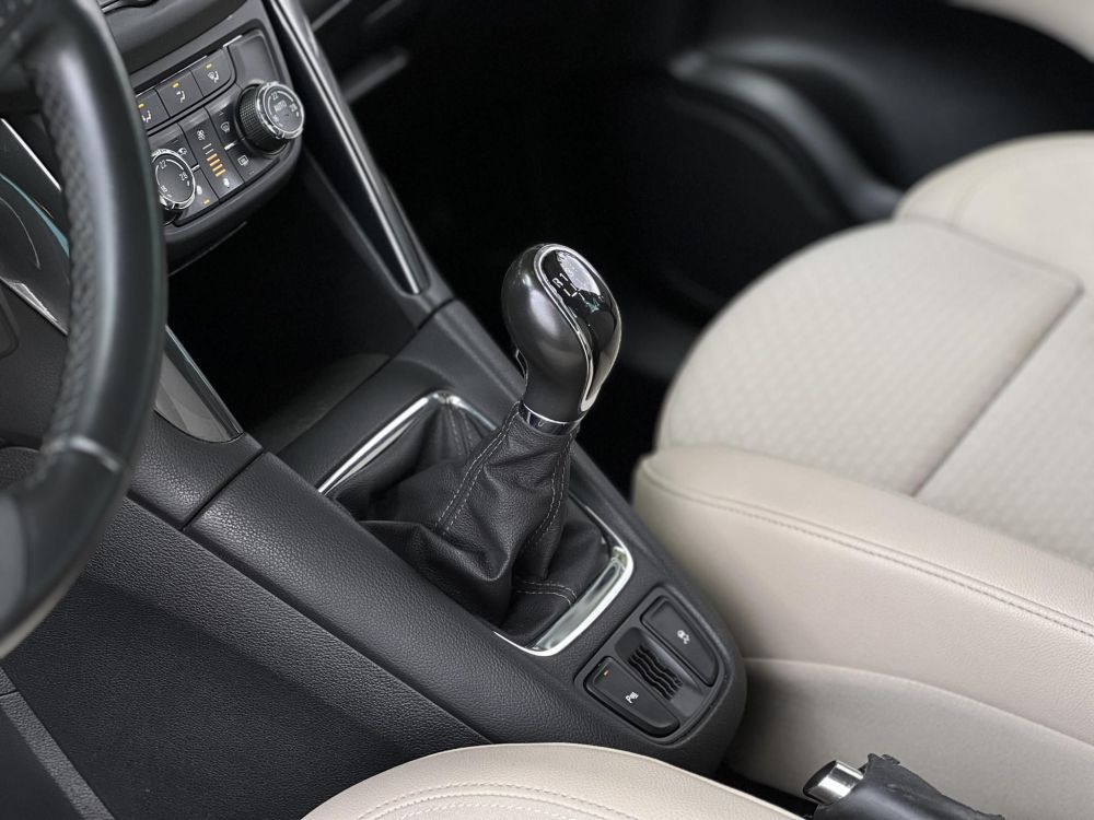OPEL ZAFIRA 1.4 T Edition (7 személyes ) Végig vezetett szervizkönyv. téli-nyári gumi garnitúra. vaj belső!