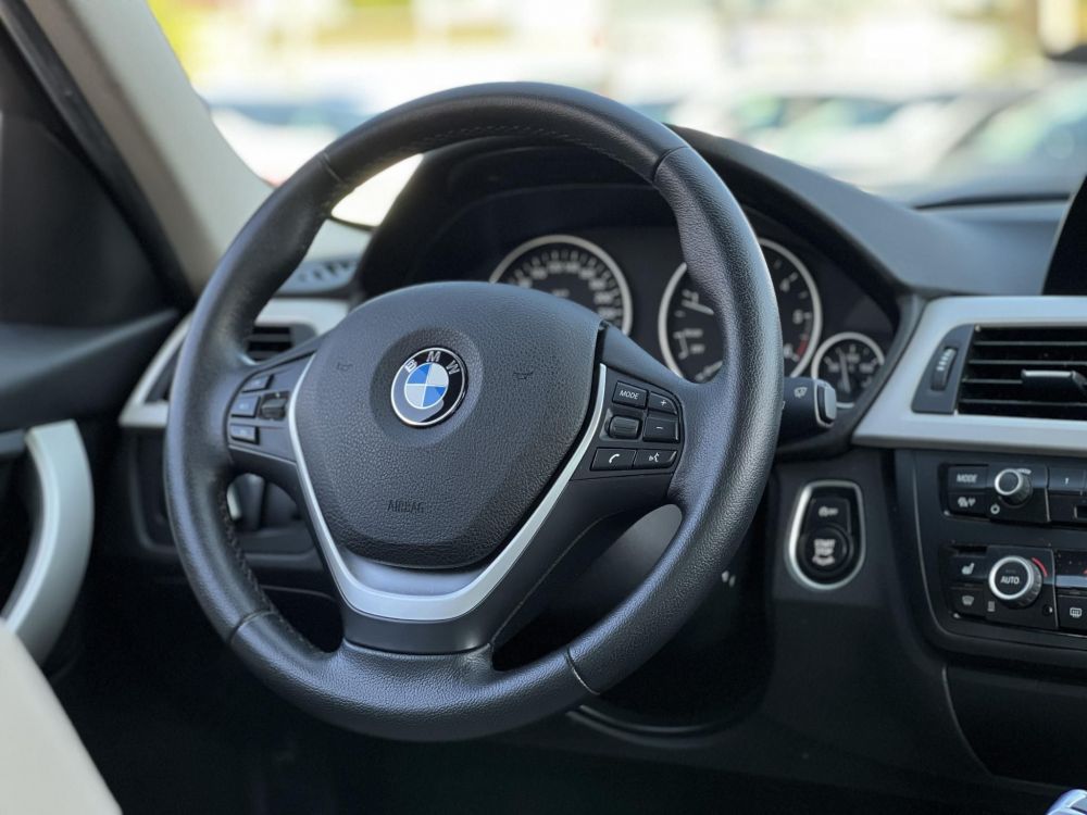 BMW 320d (Automata) M.o.-i. 1.tul. 113e km. márkaszervizelt előélet. téli-nyári kerék szett!