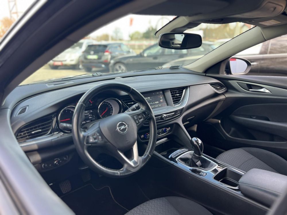 OPEL INSIGNIA Sports Tourer 1.5 Edition Start Stop M.o.-i. sérülésmentes. 4 évszakos gumik. CARPLAY!