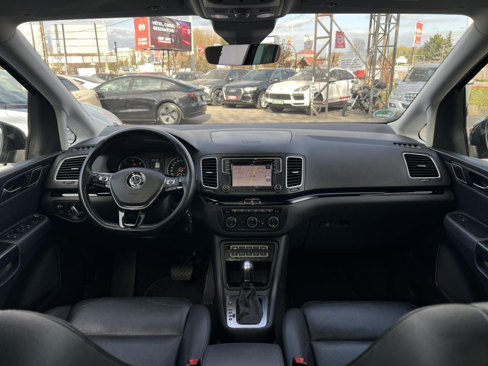 VOLKSWAGEN SHARAN 2.0 TDI BMT SCR Highline DSG [7 személy] Dynaudio. ülésmemória. Carplay. pano. vonóhorog. kamera. stb