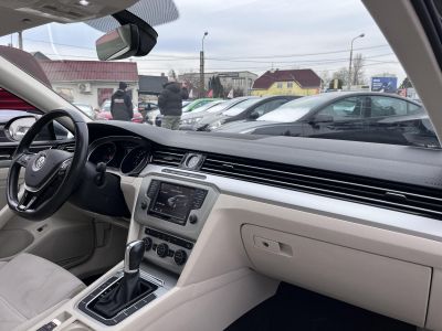 VOLKSWAGEN PASSAT Variant 2.0 TDI BMT Highline DSG Vaj belső. panorámatető. kamera. vezérlés kicserélve