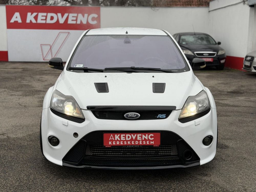 FORD FOCUS RS 2.5 T Értékes kiegészítőkkel