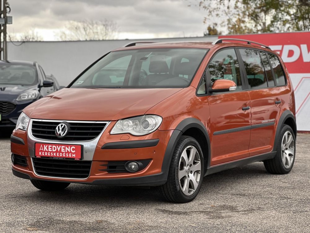 VOLKSWAGEN TOURAN Cross1.4 TSi 7 személyes Highline Bőr belső. Tempomat Vonóhorog Szervízel!t