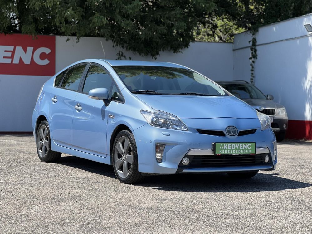 TOYOTA PRIUS PLUG-IN