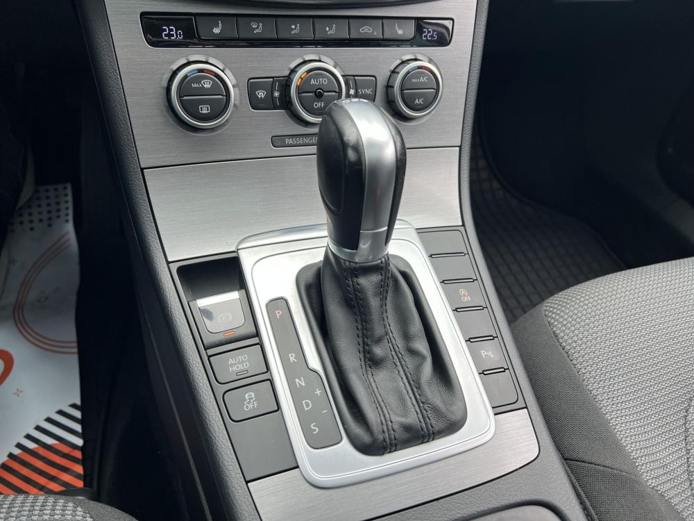 VOLKSWAGEN PASSAT VII Variant 1.6 CR TDI Comfortline BMT DSG M.o.-i. Panorámatető Tempomat Ülésfűtés Bluetooth Vezérlés cserélve!