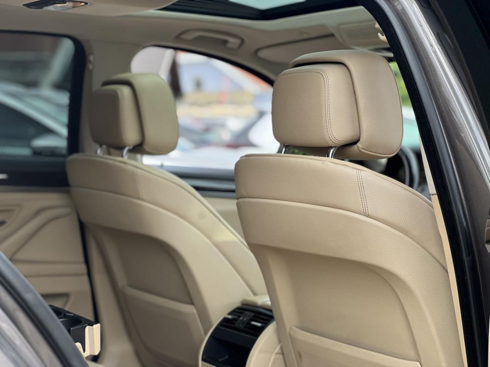 BMW 520d (Automata) Napfénytető. vaj bőrbelső. memória. HUD. kamera. 2 gyári kulcs!