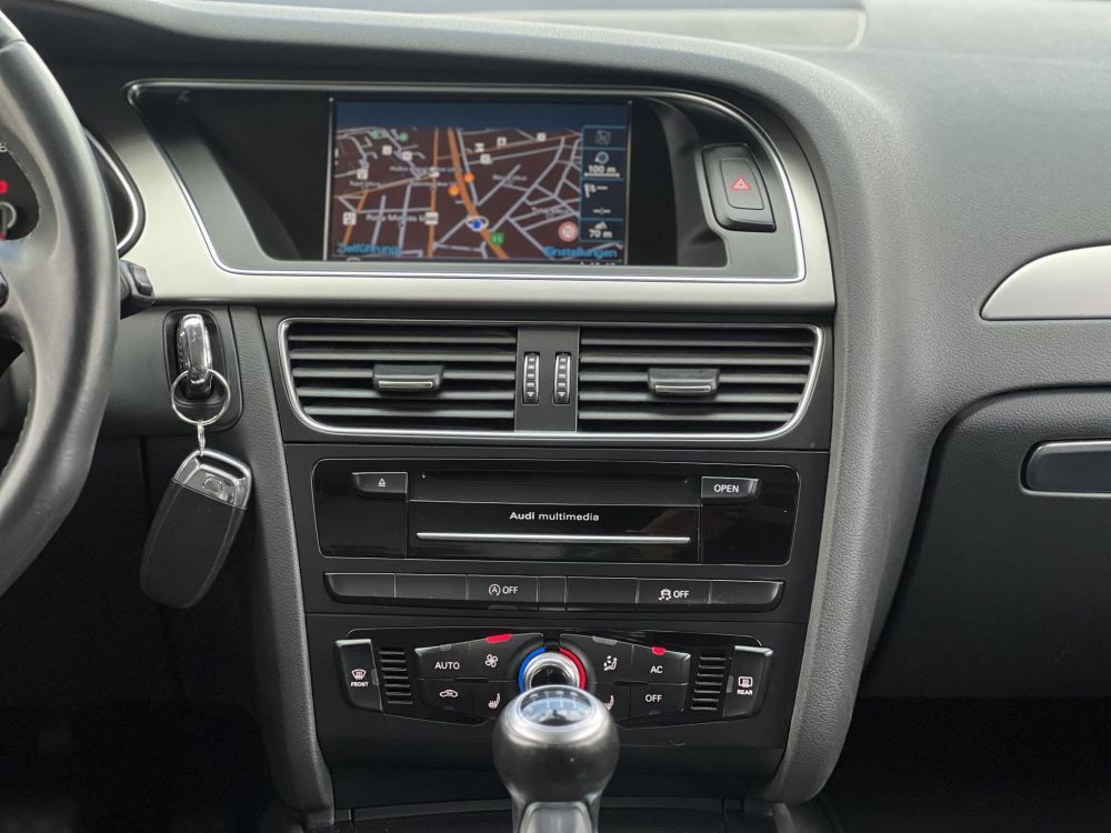 AUDI A4 Avant 2.0 TDI DPF EU5 S-line Vezetett szervizkönyv!