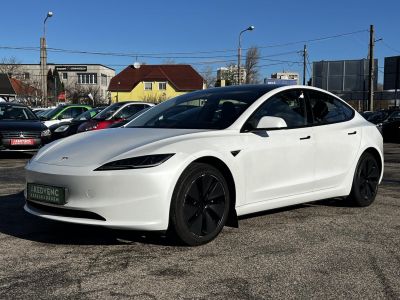 TESLA MODEL 3 Long Range AWD (Automata) HIGHLAND. TÉLI-NYÁRI SZETT GYÁRI ALUFELNIVEL
