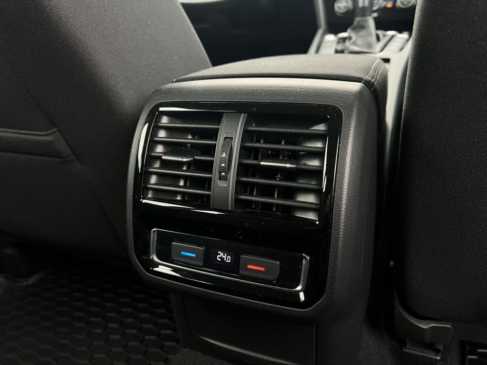 VOLKSWAGEN PASSAT VIII Variant 2.0 TDI SCR Business DSG Végig márkaszervizelt. LED Távtartó Ülésfűtés Navi Bluetooth MEGKÍMÉLT állapot!