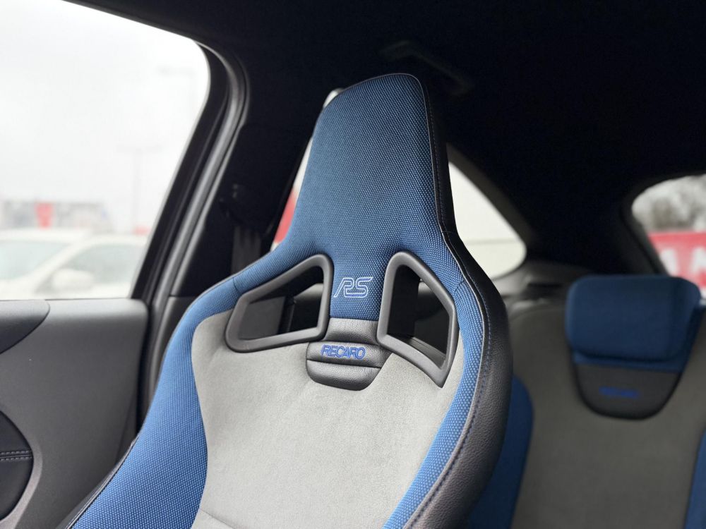 FORD FOCUS RS 2.5 T Értékes kiegészítőkkel