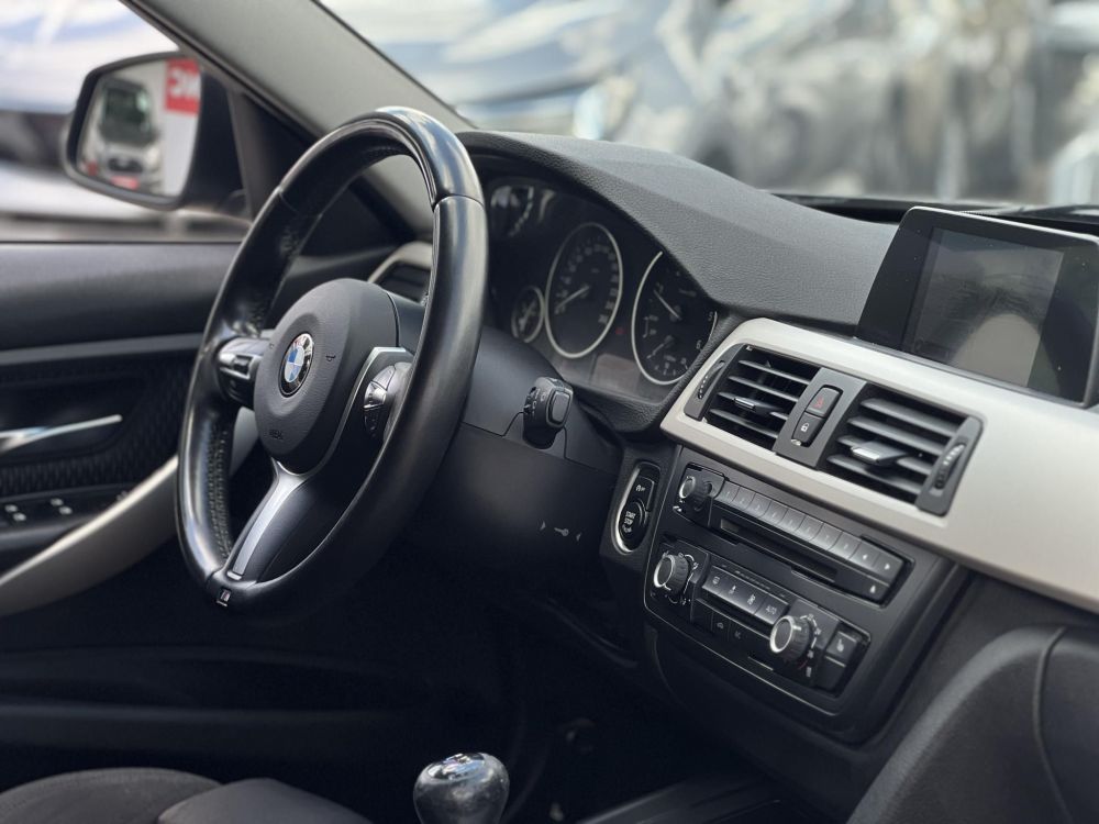 BMW 318d 156e km. ülésfűtés. navigáció. bluetooth. tolatóradar. keyless. 2 gyári kulcs!