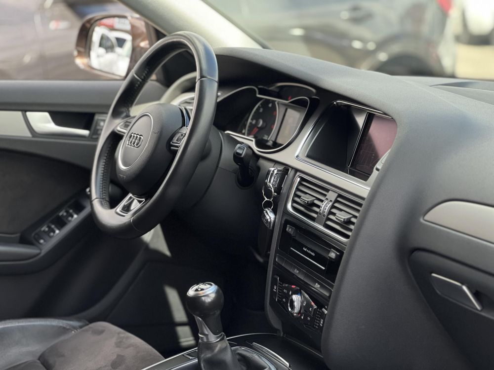AUDI A4 Avant 2.0 TDI DPF EU5 S-line Vezetett szervizkönyv!