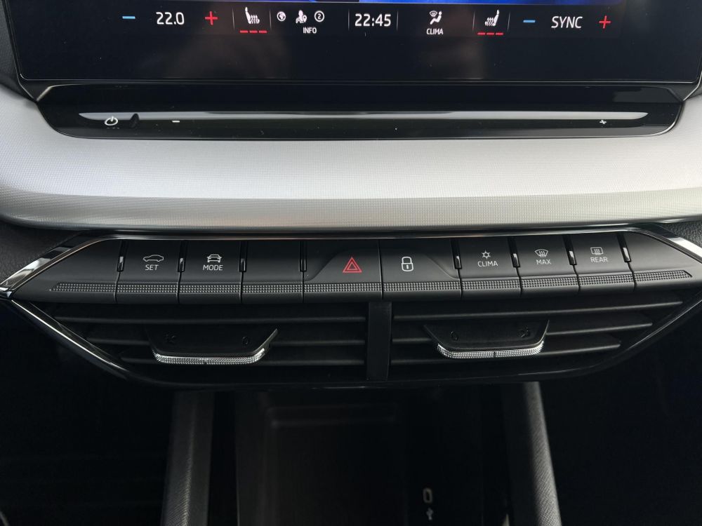 SKODA OCTAVIA Combi 1.4 TSI pHEV Ambition DSG 22e km. LED Tempomat Carplay Sávtartó Ülésfűtés Kormányfűtés Virtual Cockpit