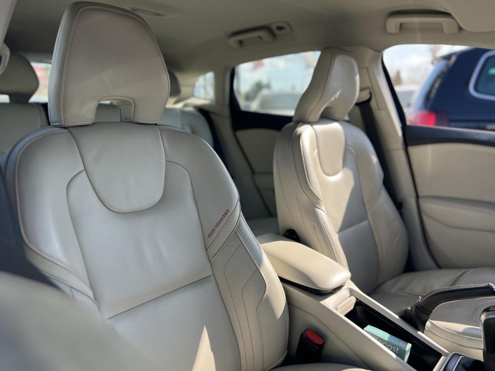 VOLVO V40 1.6 T3 Ocean Race 107e km. Magyarországi. Teljes szerviztörténet!